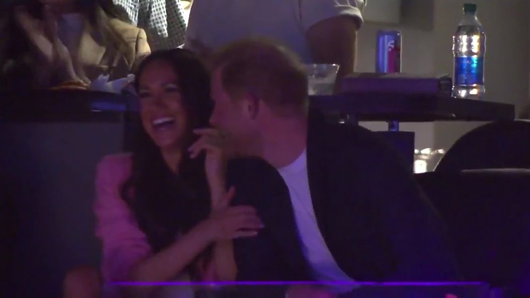 Princ Harry chcel pobozkať Meghan pred zrakmi tisícok ľudí: Odmietla ho