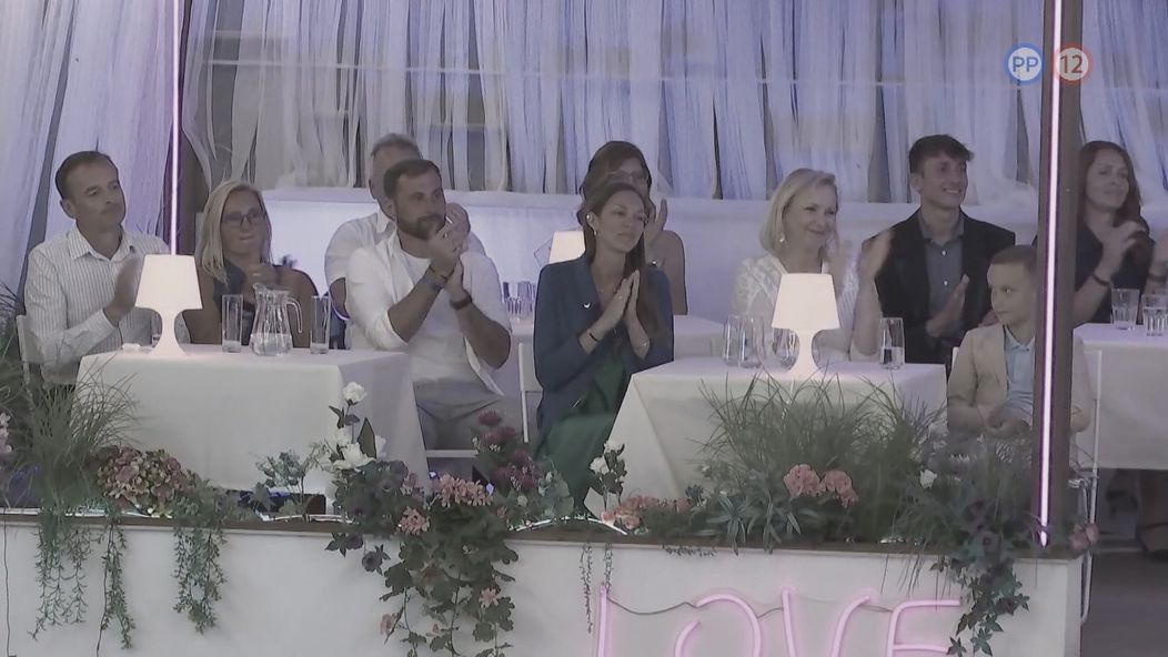 Kryštofova sestra a Denisin brat tvoria pár.