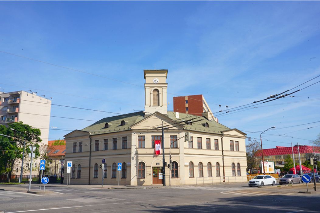 Súčasťou Bratislavských mestských dní bola aj autogramiáda hercov zo seriálu Dunaj, k vašim službám a výstava dobových kostýmov.