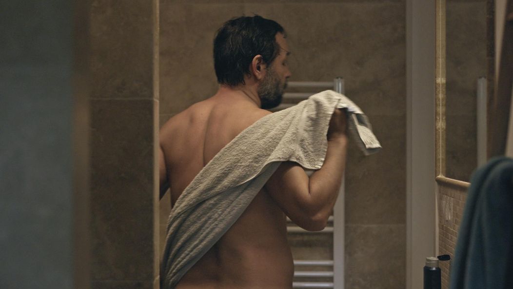 Nikol prekvapila Adama v kúpeľni v tej najnevhodnejšej chvíli.