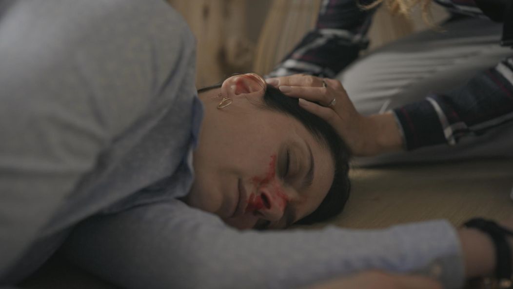 Eva po hádke s Jakubom skončila zakrvavená na dlážke.