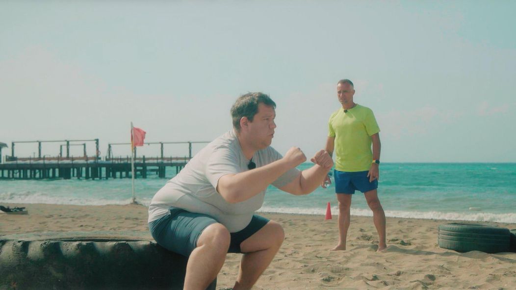 Michal s Marošom na tréningu na pláži v bootcampe.