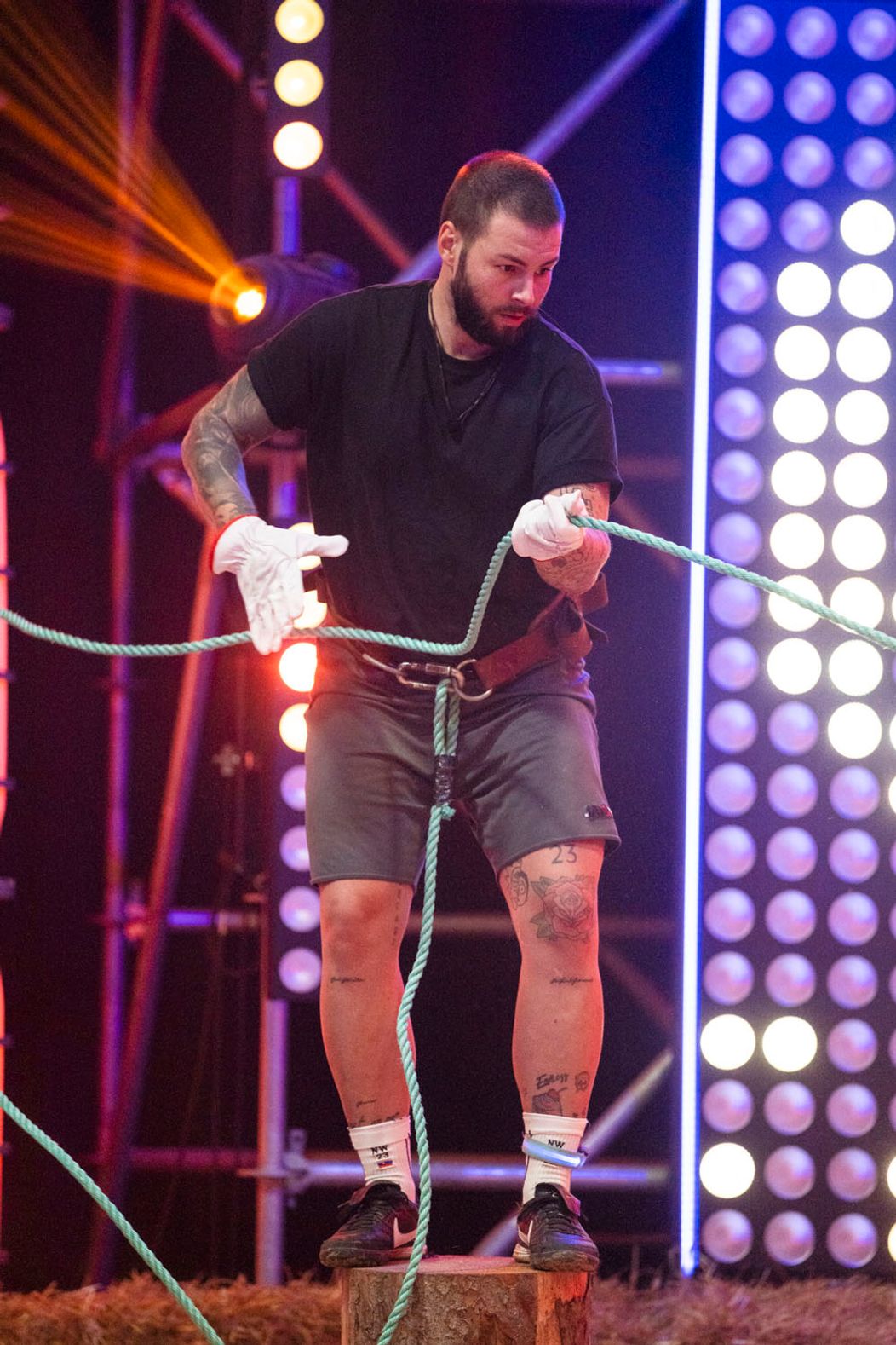 Deň 60 - Noro si v dueli zranil koleno, odviezla ho sanitka