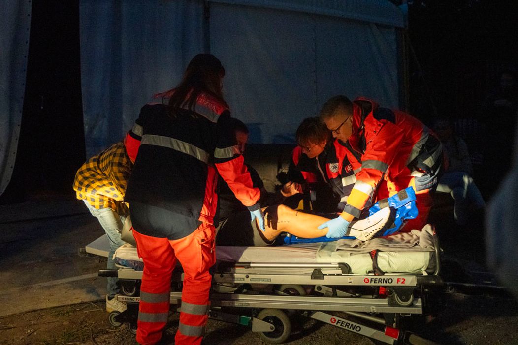 Deň 60 - Noro si v dueli zranil koleno, odviezla ho sanitka