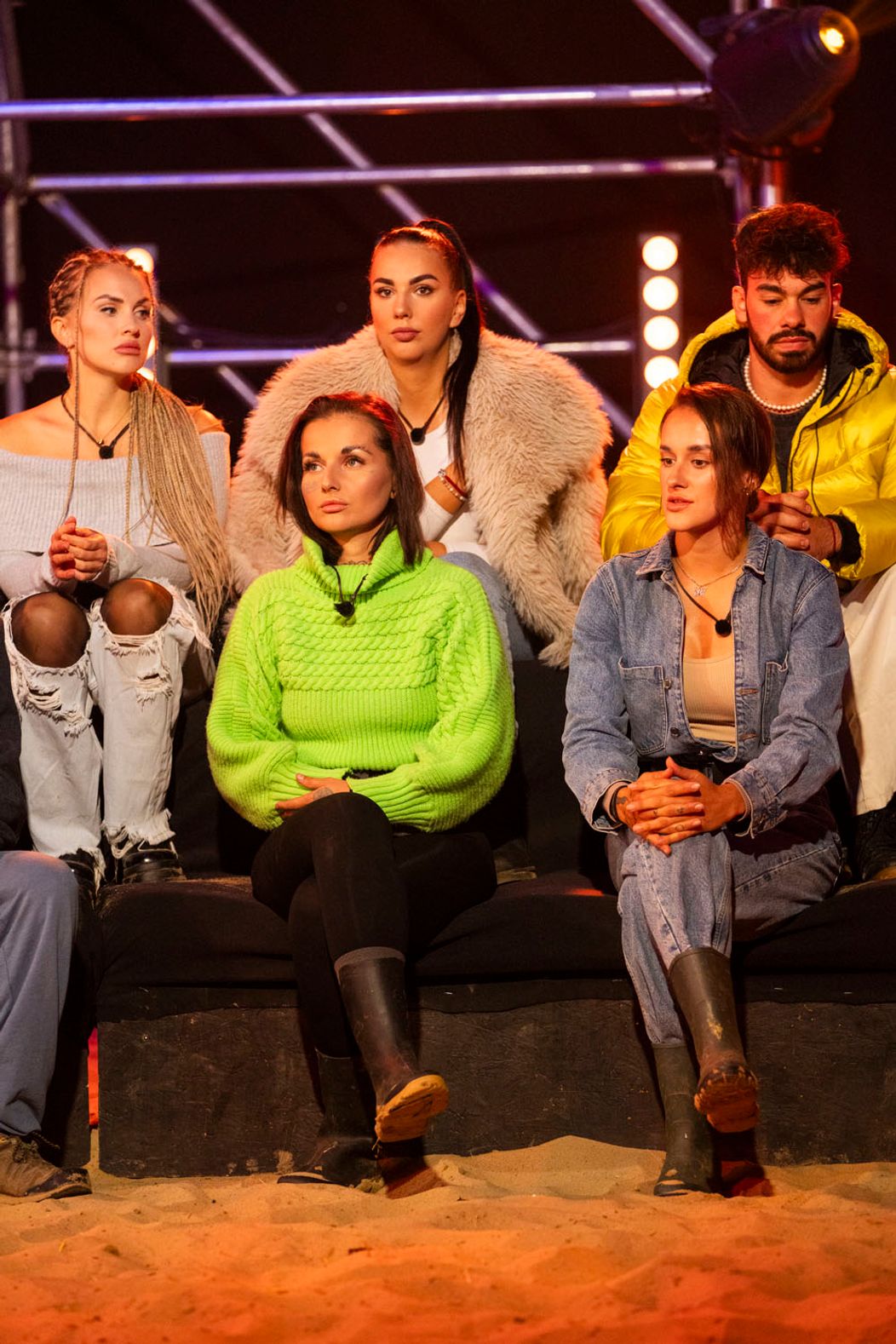 Deň 60 - Noro si v dueli zranil koleno, odviezla ho sanitka