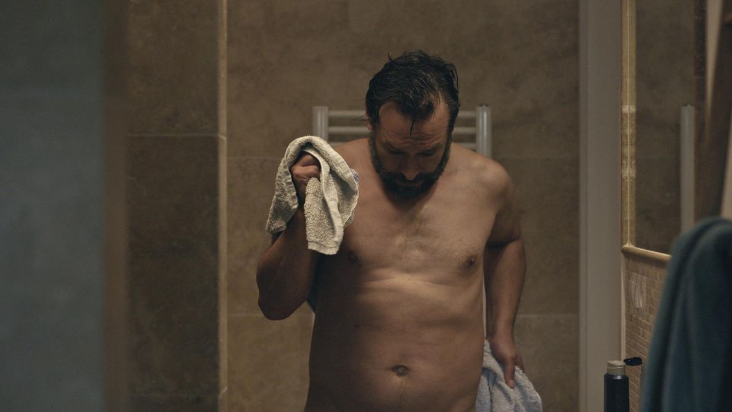 Nikol prekvapila Adama v kúpeľni v tej najnevhodnejšej chvíli.