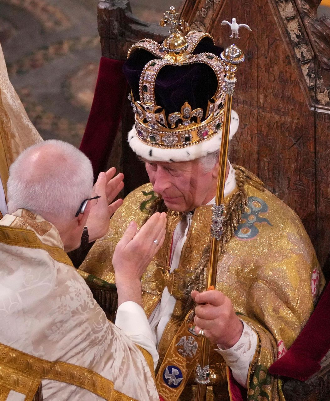 Korunovaný kráľ Karol III.