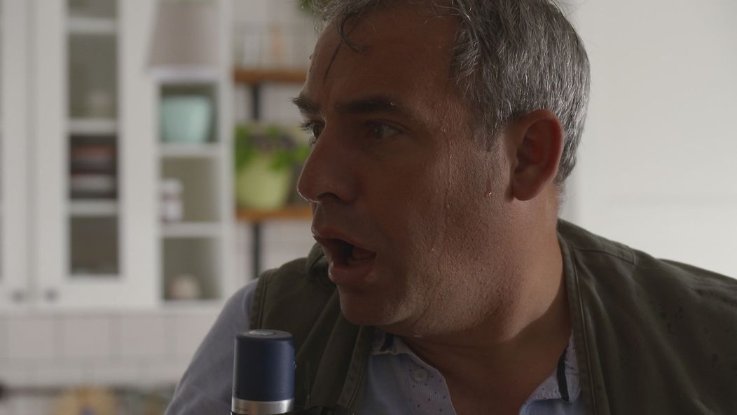 Vlado nastriekal Norovi do očí sprej proti hmyzu.