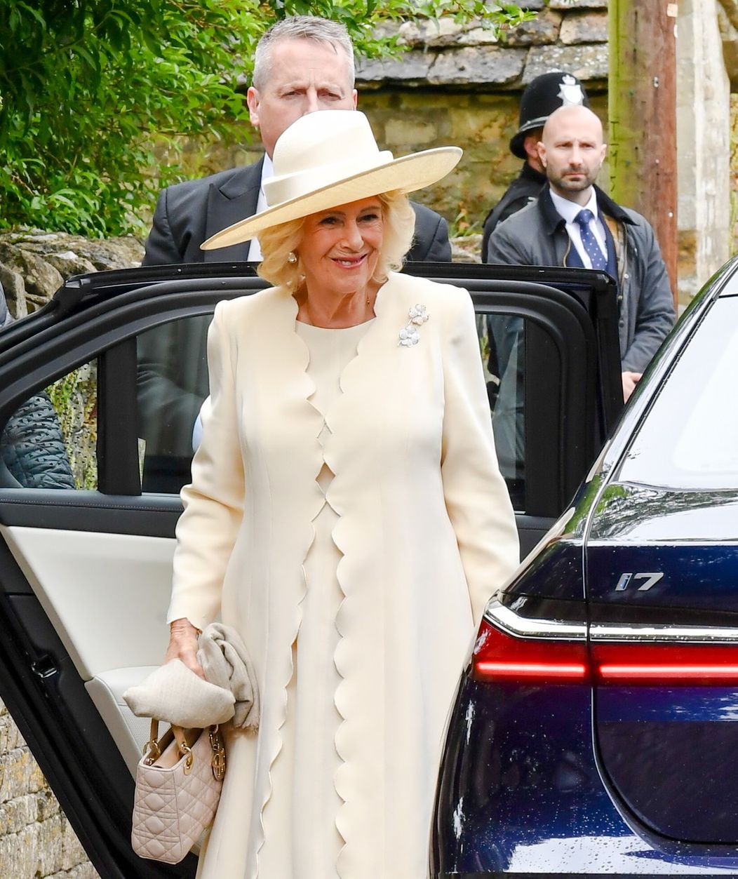 Britská kráľovská rodina na svadbe Petra Phillipsa a Harriet Sperling.