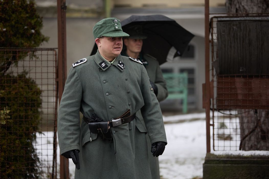 Pri nakrúcaní zrážky Helgy s Jürgenom pomáhal profesionálny kaskadér.