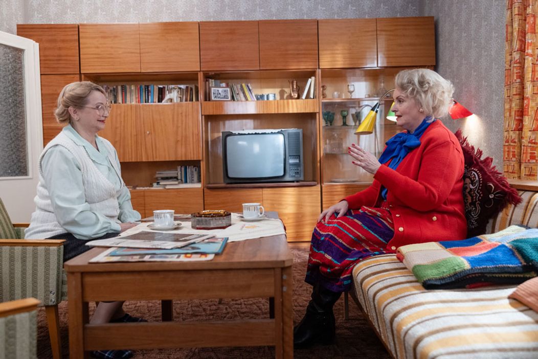 Dámska jazda v Sľube - Lenka a Barbora sa chystajú na ples, Mária, Zita a Magda majú vlastnú párty