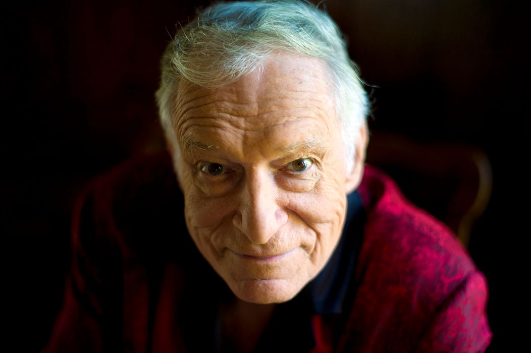 Zľava Holly Madison, Bridget Marquardt, Hugh Hefner a Kendra Wilkinson na premiére The House Bunny v Los Angeles