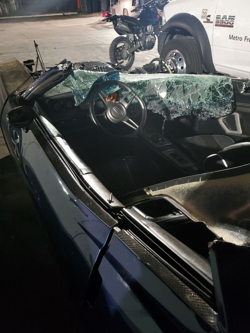 Rozmlátené auto Kevina Harta po autonehode
