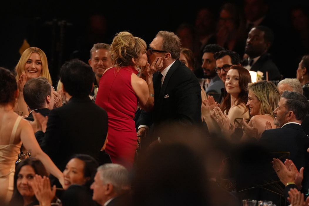 Momentky z udeľovania televíznych cien Emmy 2026