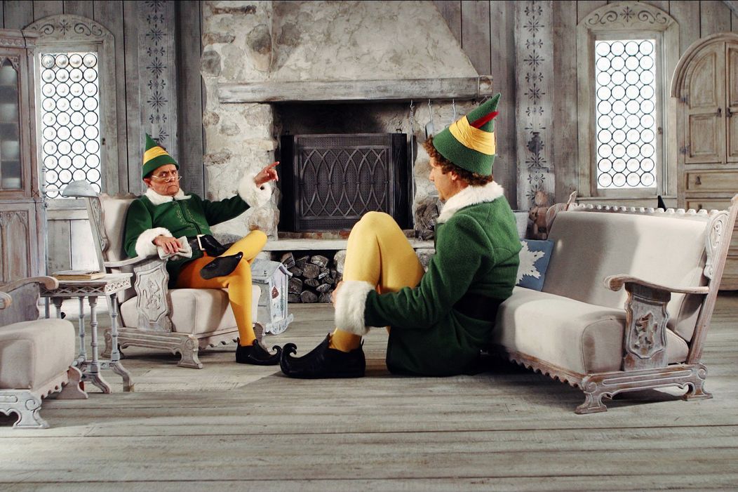 Bob Newhart ako adoptívny otec Buddyho vo filme Vianočný škriatok.