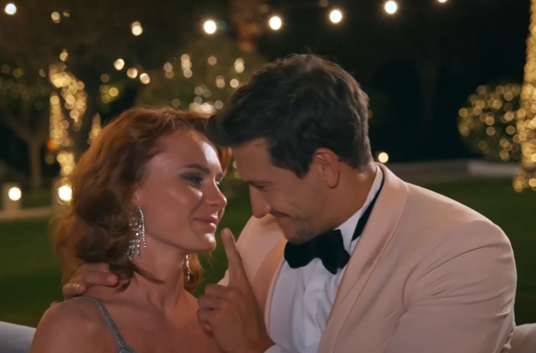 Z vášnivého bozku od Mary stratil Jan reč