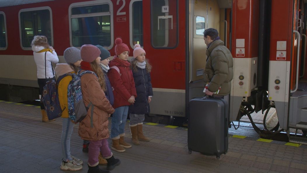 Deti sa prišli s Edom rozlúčiť na stanicu.