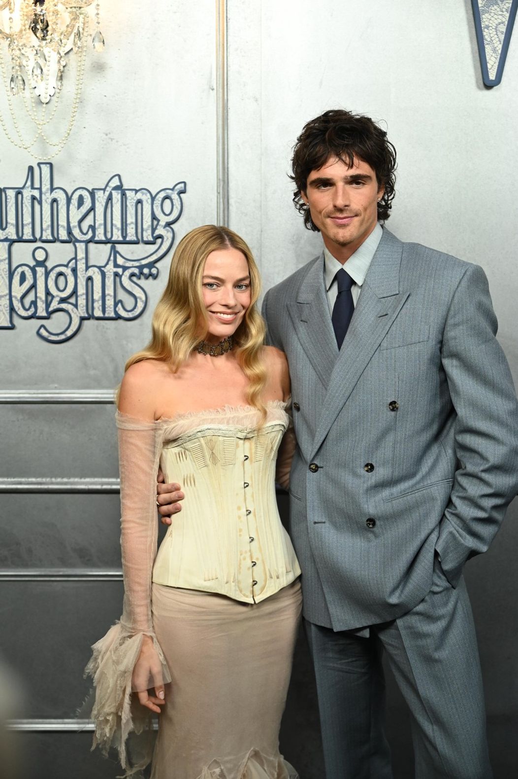 Jacob Elordi s Margot Robbie na premiére filmu Búrlivé Výšiny.