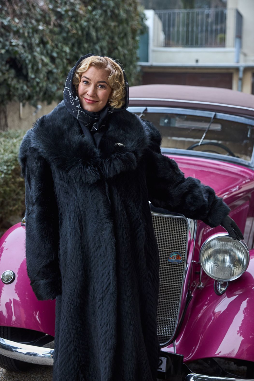 Helga dostala od Waltera ružový Mercedes.