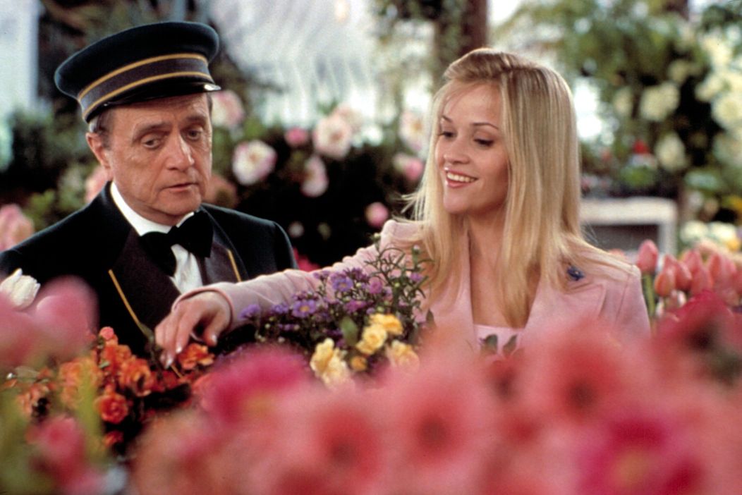 Bob Newhart ako vrátnik Sid po boku Reese Witherspoon vo filme Pravá blondýnka 2.