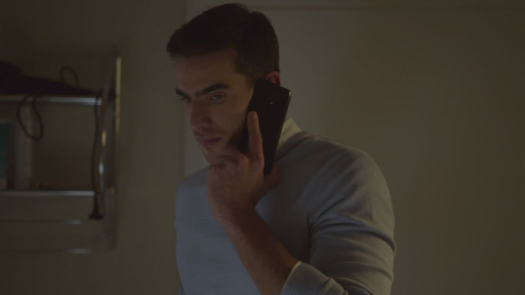 Martin (Adam Baryd) telefonuje s Luciou