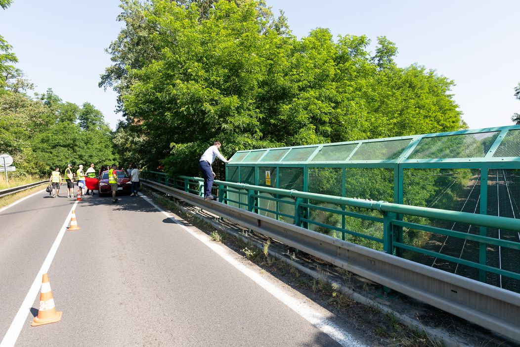 Nakrúcanie scény v seriáli Zrada, keď chcel Jakub (Milan Ondrík) skočiť z mosta, sprevádzali prísne bezpečnostné opatrenia.