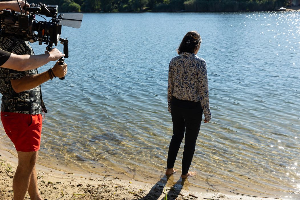 Nakrúcanie scény, keď Eva (Klára Issová) skončila pod hladinou jazera.