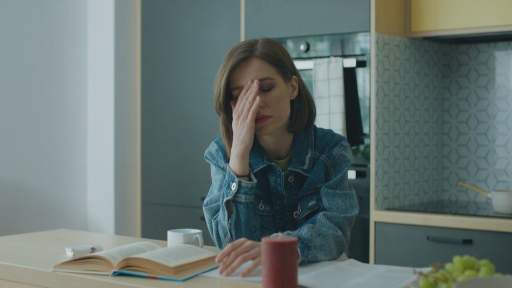 Martina (Adela Dukátová) pracuje ako sekundárka, no v nemocnici tají, že sfalšovala lekársky diplom.