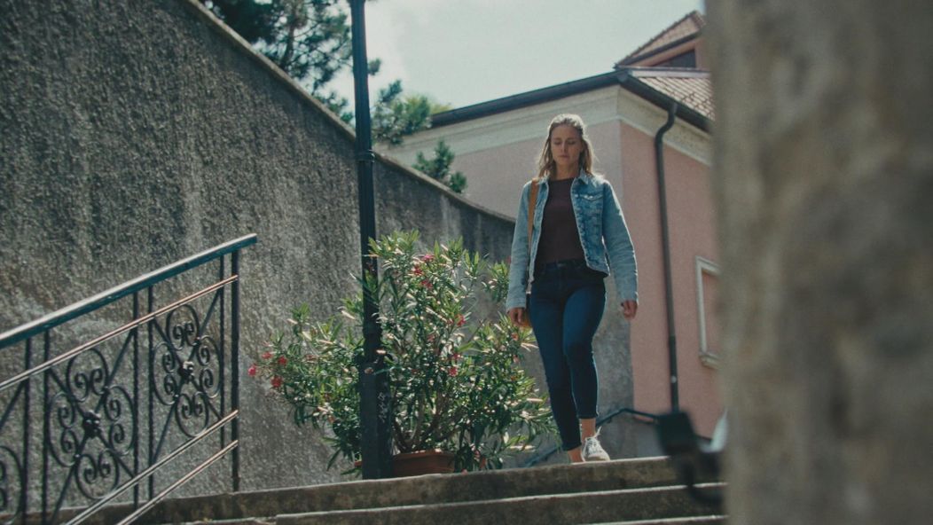 Barbora sa chce rozptýliť prácou. Po odchode z redakcie ju niekto sleduje.