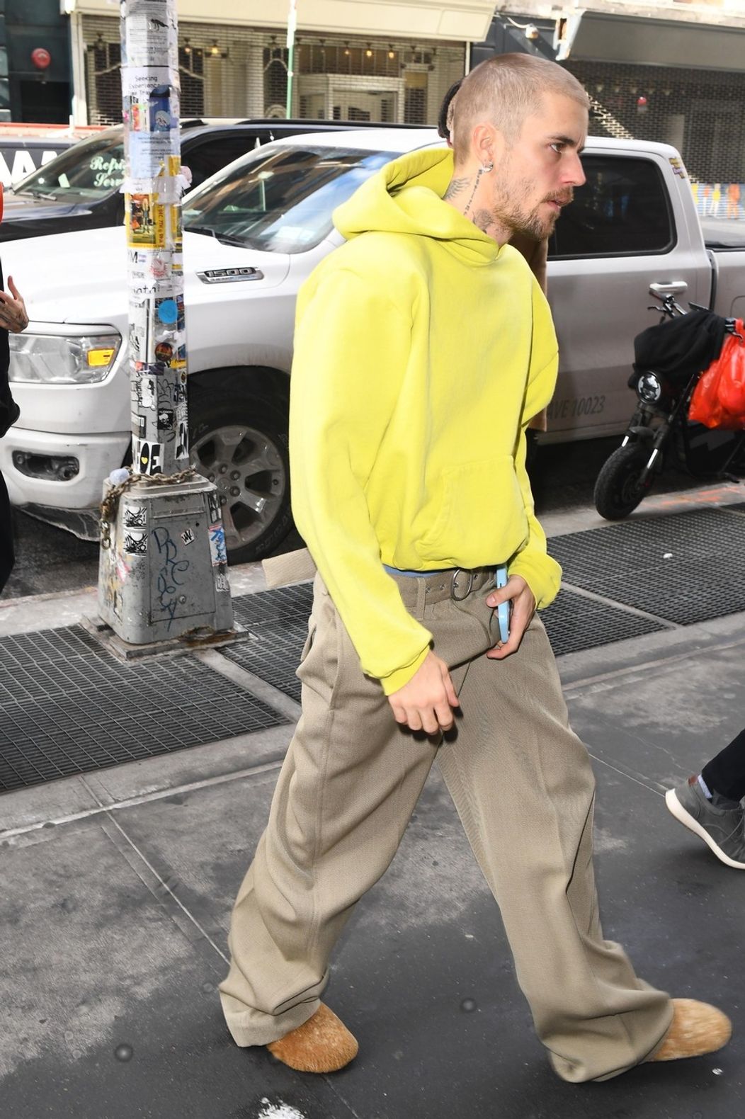 Justin Bieber zamieril do nahrávacieho štúdia v New Yorku, no svojím prázdnym pohľadom vydesil fanúšikov.
