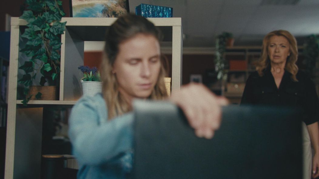 Barbora sa chce rozptýliť prácou. Po odchode z redakcie ju niekto sleduje.