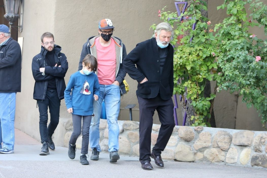 Alec Baldwin sa stretol s manželom a synom zastrelenej kameramanky