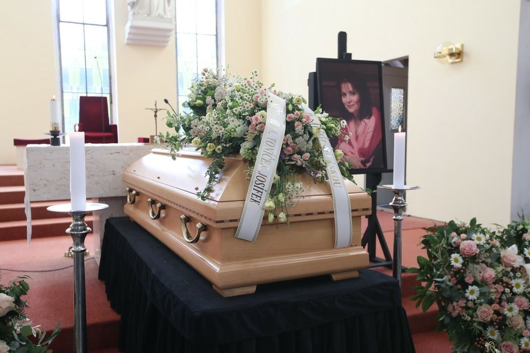 Rakva zosnulej Libuši Šafránkovej v Kostole sv. Anežky v Prahe
