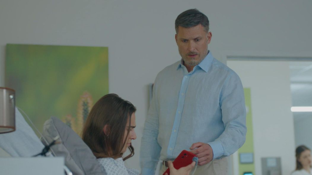 Andrej (Ján Koleník) zistil, že skleróza multiplex Júliinho (Sarah Arató) brata sa nezhoršuje.