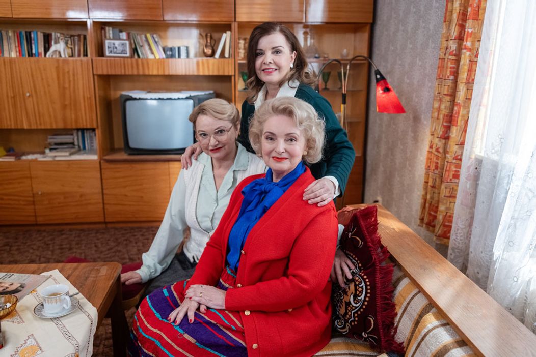 Dámska jazda v Sľube - Lenka a Barbora sa chystajú na ples, Mária, Zita a Magda majú vlastnú párty