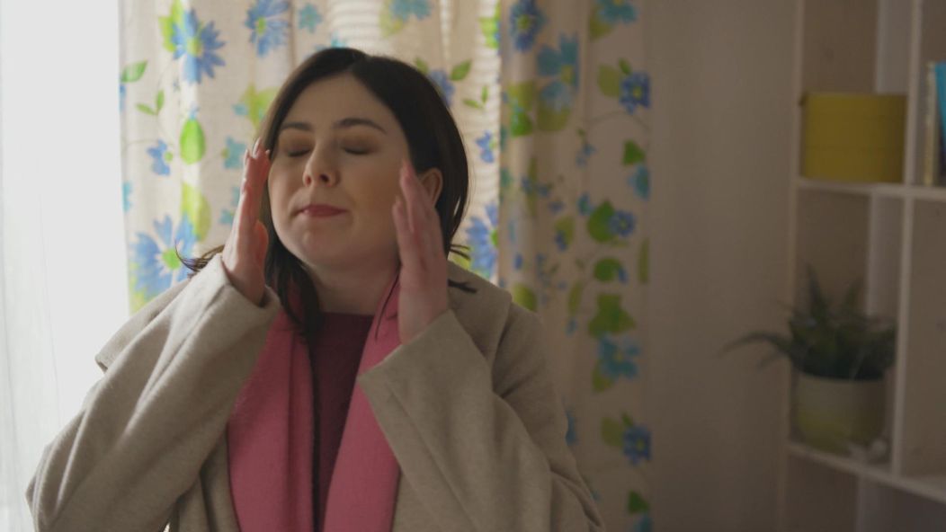 Lenka (Diana Ristová) našla v byte nahého muža