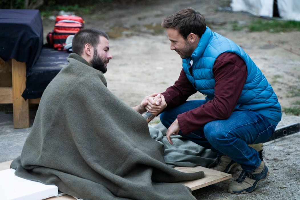 Deň 60 - Noro si v dueli zranil koleno, odviezla ho sanitka