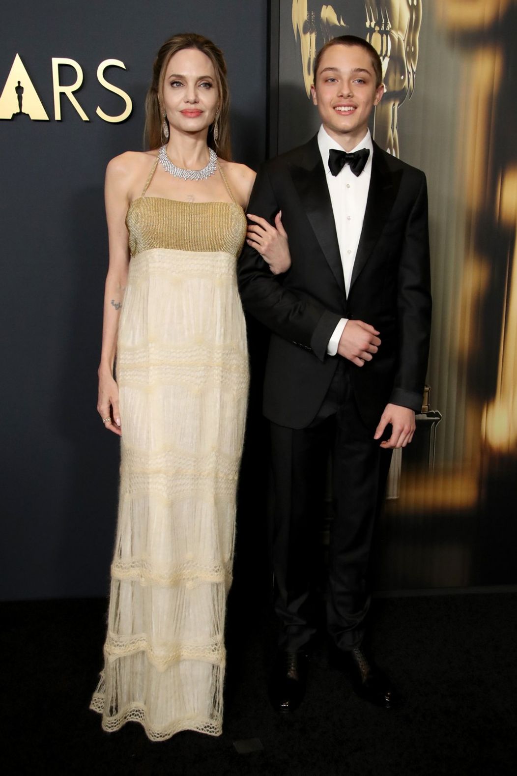 Angelina Jolie so synom Knoxom na Governors Awards v LA