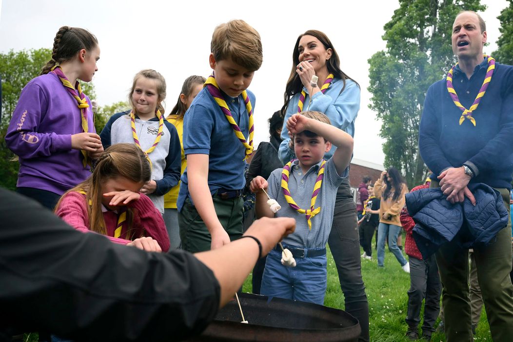 Dobrovoľníctvo si počas korunovácie skúsil aj princ William s rodinou