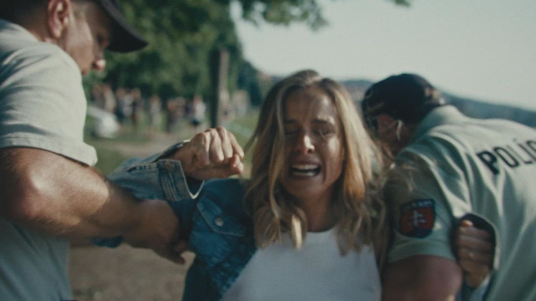 Barbora (Nela Pocisková) zistí, že telo patrí jej synovi Dankovi a zrúti sa.