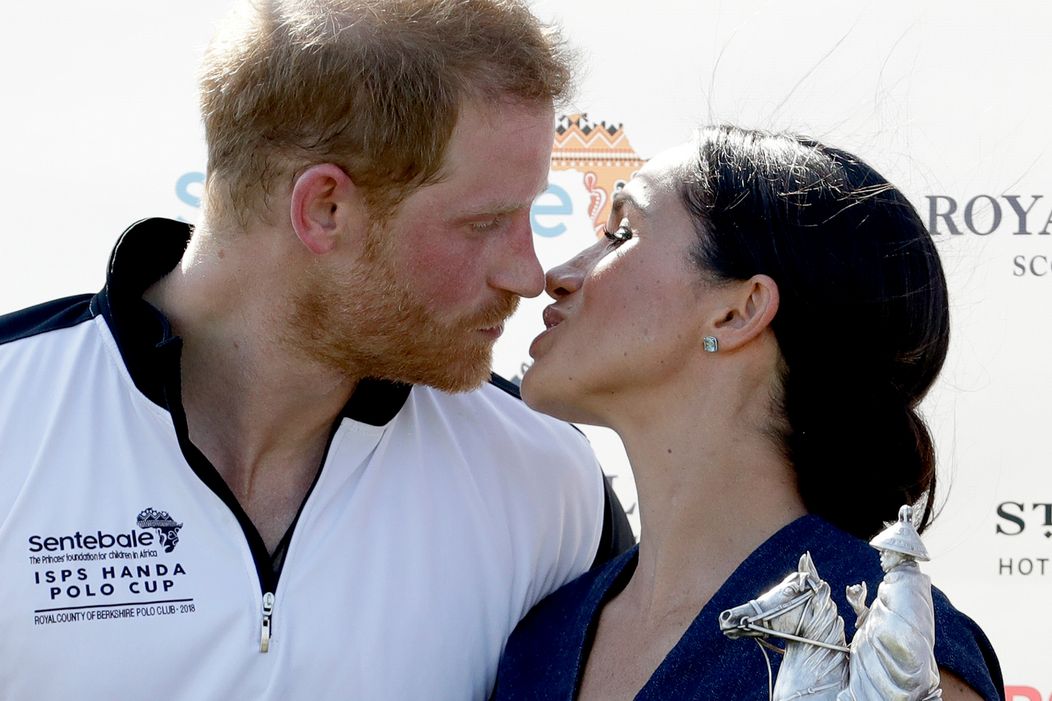 Meghan Markle a princ Harry sa pobozkali na verejnosti.