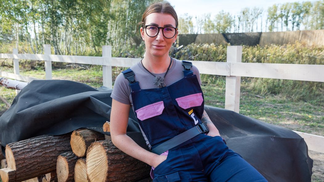 Muž odnáša trosky domu po tornáde v meste Onalaska v Texase.