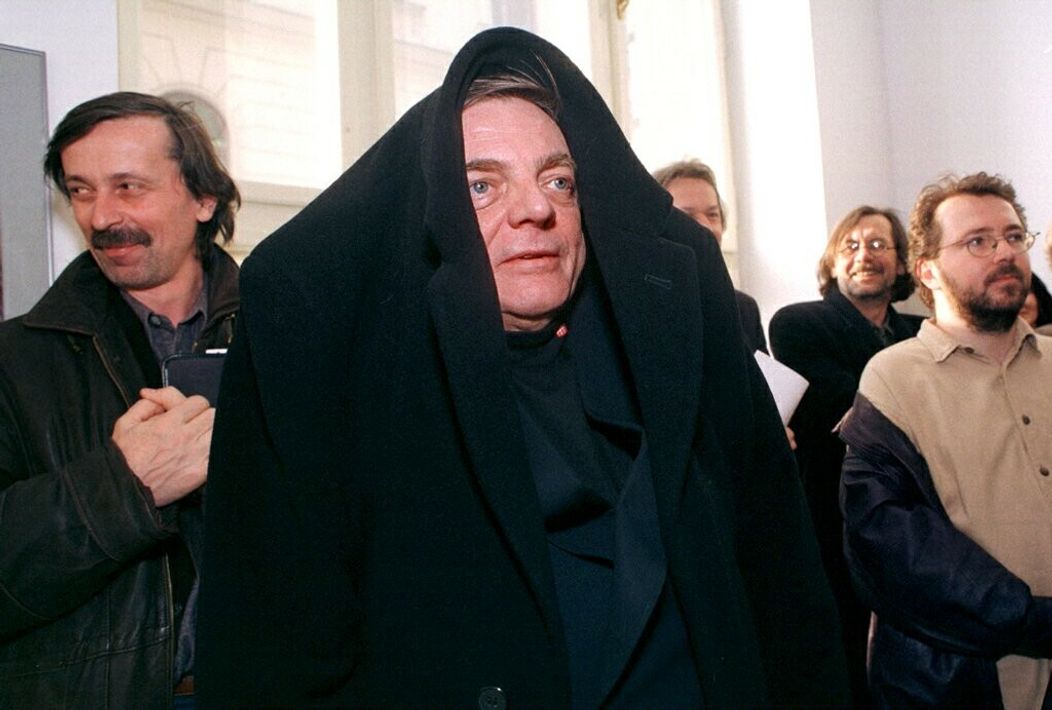 Stano Dančiak v "únikovom" preoblečení bývalého ministra kultúry SR Ivana Hudeca