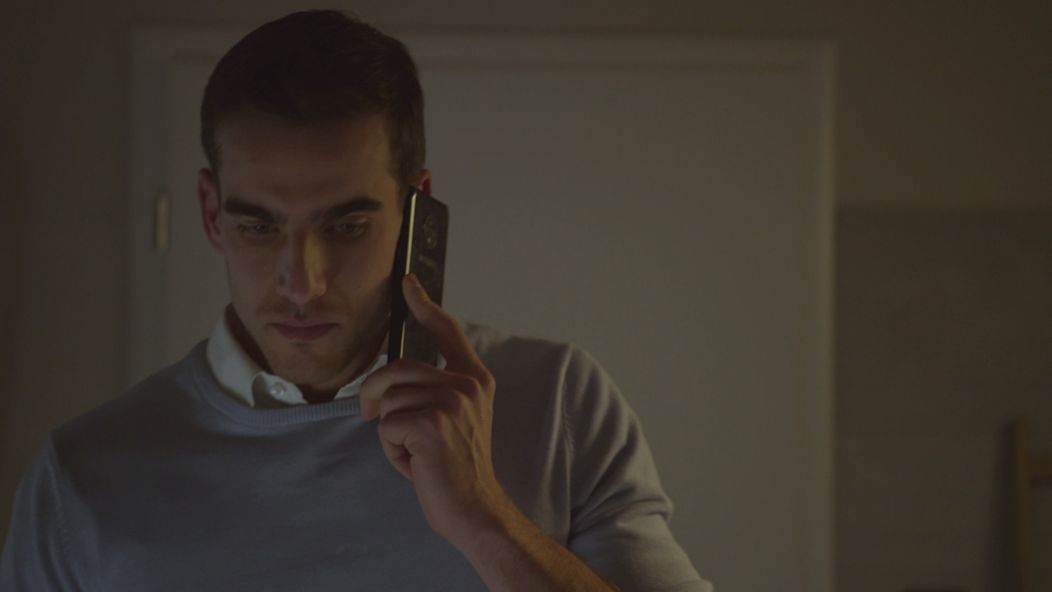 Martin (Adam Baryd) telefonuje s Luciou