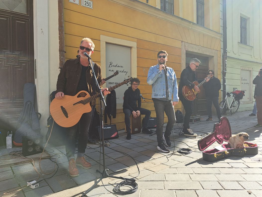 Improvizovaný koncert skupiny HEX v Starom meste