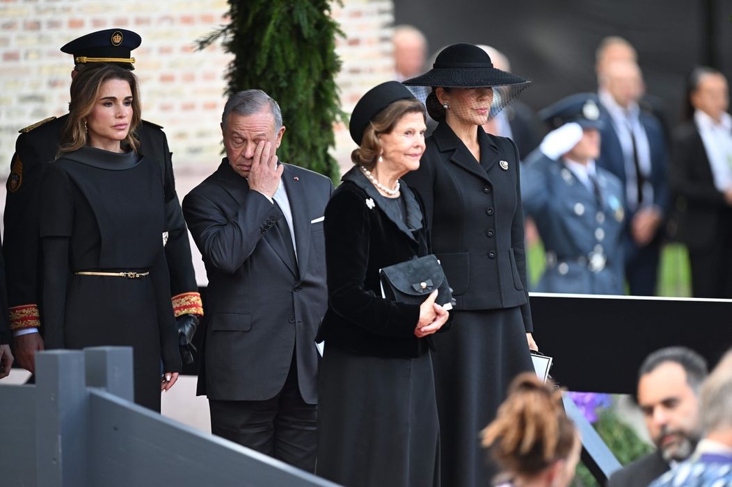 Jordánsky kráľ Abdalláh II. s kráľovnou Raniou, švédska kráľovná Silvia a dánska kráľovná Mary pred katedrálou v Osle.