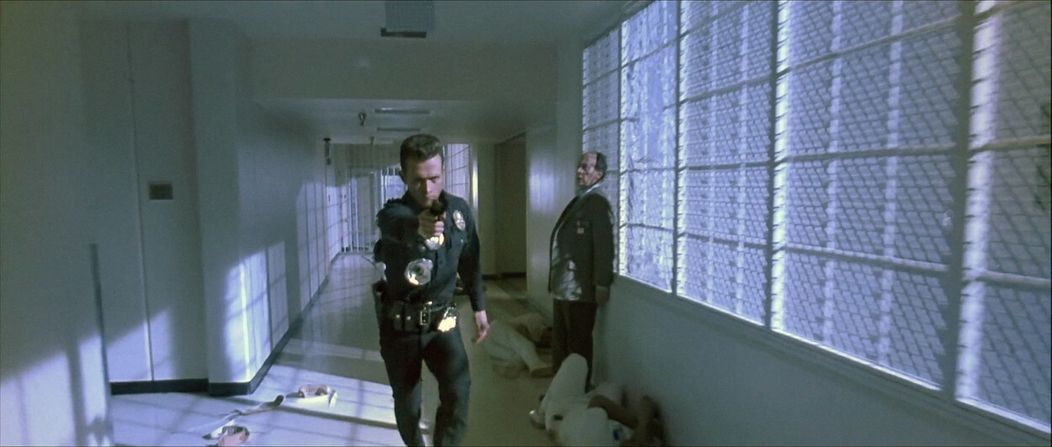 Robert Patrick a Earl Boen (vľavo) vo filme Terminátor 2: Deň zúčtovania.