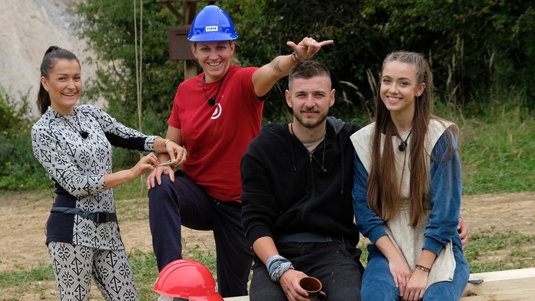 Mesut a Natália počas voľna, Petra a Eva robia krovie
