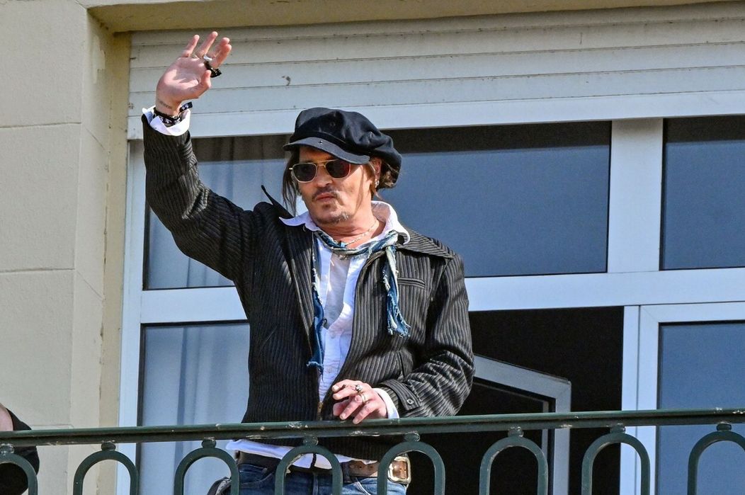 Johnny Depp s páskou KVIFF na ruke na DAFF