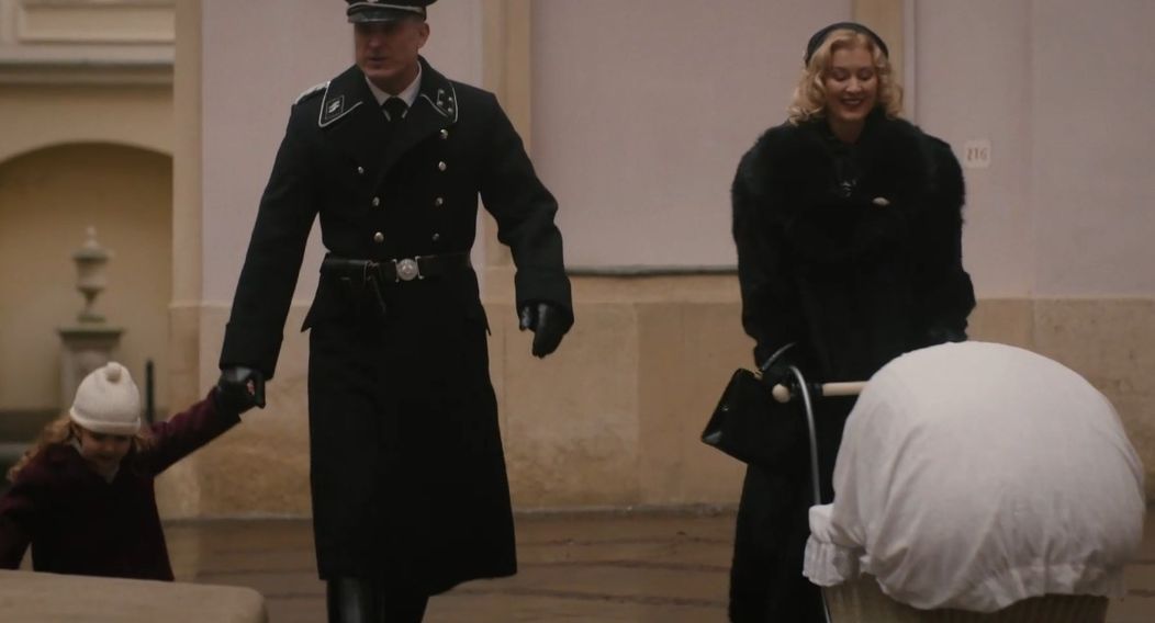 Pokojná prechádzka Waltera a Helgy s deťmi sa v sekunde zmení na horor.